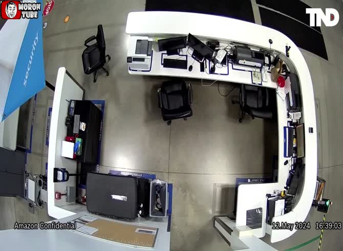Video :Amazing pictures - a security guard from Amazon attempts to assassinate his boss, but the pistol magically jams